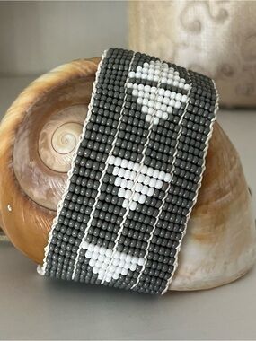 IBU. Artisan-Handmade, Beaded-Geometric Gray & White Tassel Bracelet